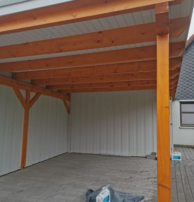 Carport mit Neuanstrich in weiß und braun im Außenbereich