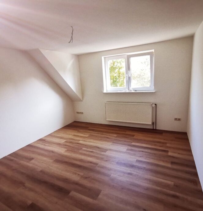 Renovierung eines Schlafzimmers für Wand und Boden mit neuem Anstrich und PVC Boden in Holzlaminat Look